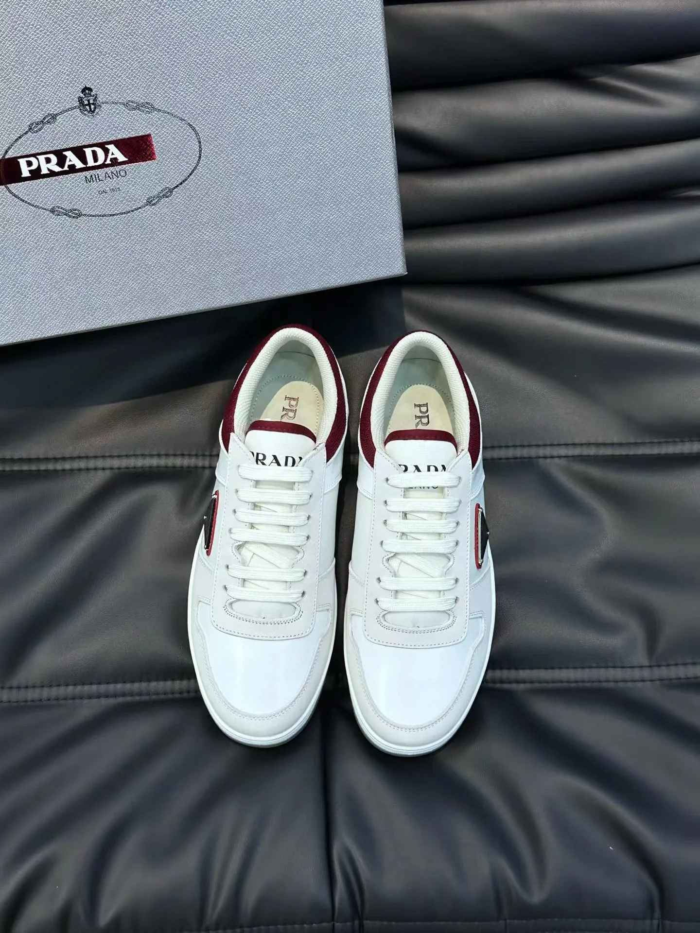 Factory price: 400💰Prada new men's leather sports shoes, the highest version on the market, any comparison is welcome🆚! The original leather has excellent texture and is super high-end! Fetal sheep net lining imported from Italy, removable pad! Luxurious materials and fine workmanship, highly recommended! Code number: 38-44, customized 45
